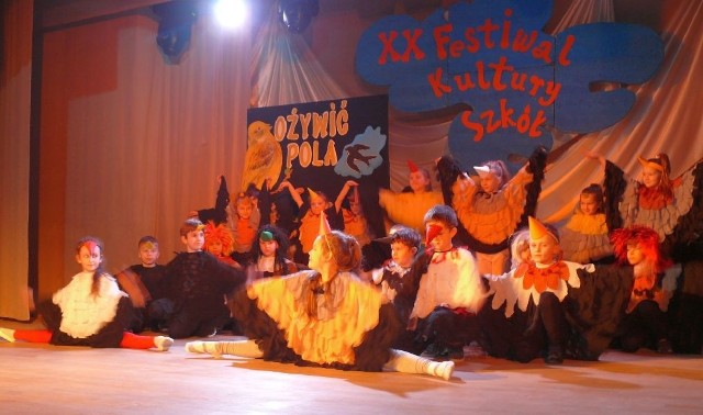 Zespół teatralny "Przyjaciele lasu&#8221; ze szkoły Podstawowej numer 1 w Staszowie przedstawił "Ptasie radio&#8221;. Wykonanie spodobało się publiczności, która nagrodziła wykonawców dużymi brawami.