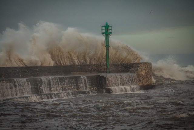 Ostrzeżenie meteorologiczne pierwszego (najniższego z trzech) stopnia obowiązuje dla wszystkich polskich województw. Dla strefy nadmorskiej województw pomorskiego i zachodniopomorskiego wydano ostrzeżenie drugiego stopnia. Wiatr wiejący w Ustce w porywach przekraczał prędkość 120 km/h. W porcie ogłoszony został alarm sztormowy.