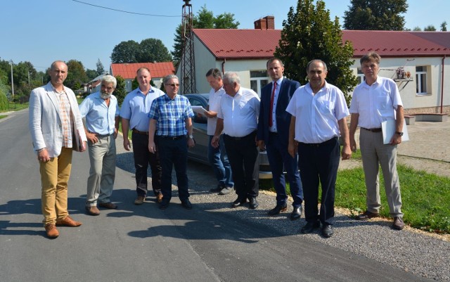 W oficjalnym odbiorze wyremontowanych dróg,  w asyście przedstawicieli Zarządu Dróg Powiatowych, udział wzięły władze gminy Ożarów i powiatu opatowskiego. Stan wykonania ocenił Bogusław Włodarczyk, zawieszony starosta opatowski, radny Rady Powiatu Opatowskiego, Mirosław Adamek, członek Zarządu Powiatu i radny, Alfred Skura, radny powiatowy oraz Marcin Majcher, burmistrz Ożarowa i Tomasz Sobieraj, sekretarz gminy Ożarów.