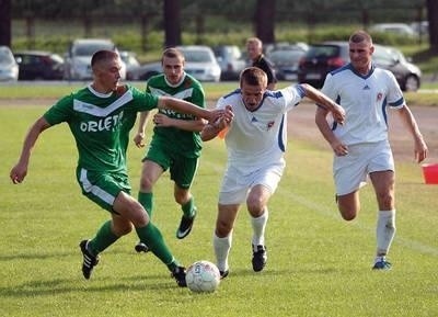 Czy zespół Szreniawy Nowy Wiśnicz (w białych koszulkach) pomoże dzisiaj "Jaskółkom"? Fot. Grzegorz Golec