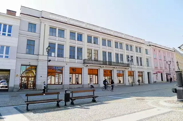 W budynku przy ul. Rynek Kościuszki 11 przez lata działał Dom Handlowy Nowy. Można było kupić m.in. obuwie, ubranie czy artykuły gospodarstwa domowego. 