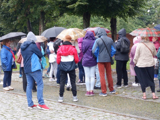 Idzie spore ochłodzenie - znów trzeba będzie cieplej się ubrać, a po świętach mieć pod ręką parasol, bo trochę popada