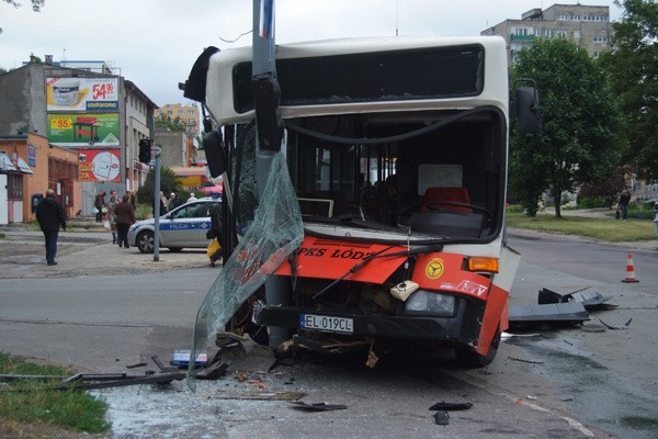 Groźny wypadek przy ul. Lutomierskiej. Pięć osób w szpitalach (aktual., zdjęcia)