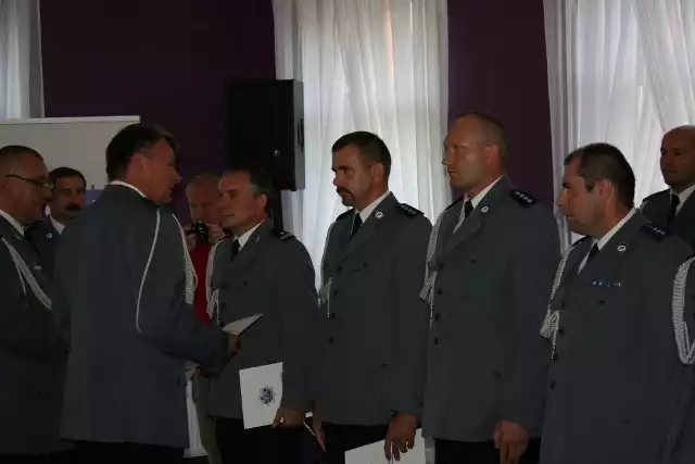 Nominacje otrzymują od lewej Dariusz Jędrzejczak, Roman Połeć, Maciej Żuchliński i Dariusz Dykier. Wręcza je zastępca komendanta wojewódzkiego Wiesław Domański.