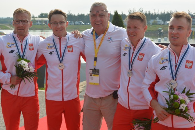 Trener AZS AWF Gorzów Marek Zachara ze srebrnymi medalistami, w tym swoim podopiecznym Wiktorem Głazunowem (drugi z prawej).