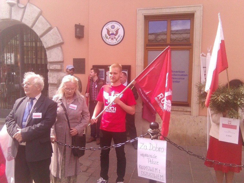 Protest pod konsulatem USA w Krakowie. Demonstranci chcą by...