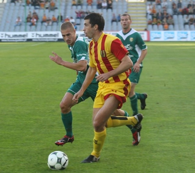 Serb Nikola Mijailović zadebiutował przed kielecką publicznością w meczu ekstraklasy i rozegrał dobry mecz. Próbuje go powstrzymywać Piotr Celeban.