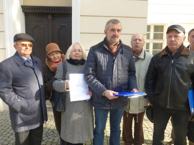 Członkowie rady osiedla ,,Piastowskie'', przed budynkiem ratusza, z apelem do prezydenta Janusza Kubickiego.