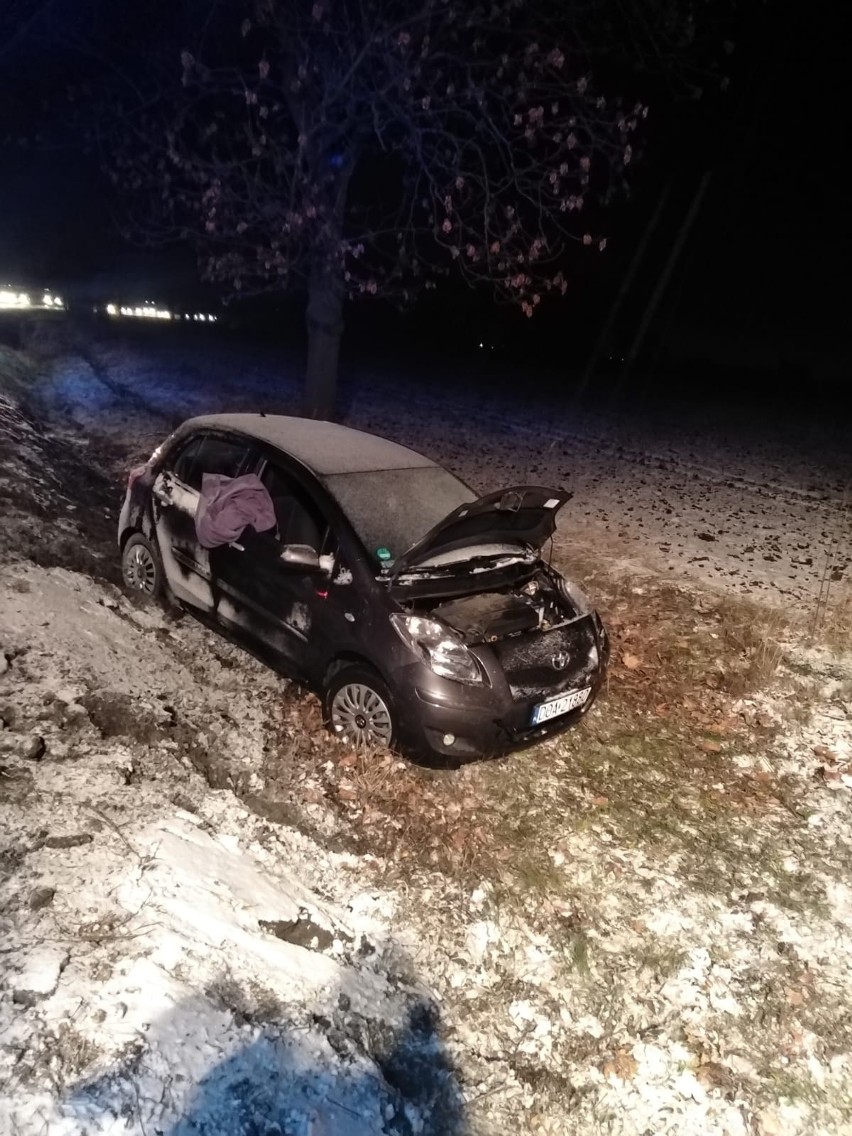 Uwaga! Bardzo ślisko na drogach. Ostrzeżenie przed gołoledzią, kolizje i wypadki