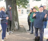 Chrzanów. Ludzie chcą uratować dąb. Dendrolog uważa, że zabiegi tu nie pomogą. Pozostaje wycinka