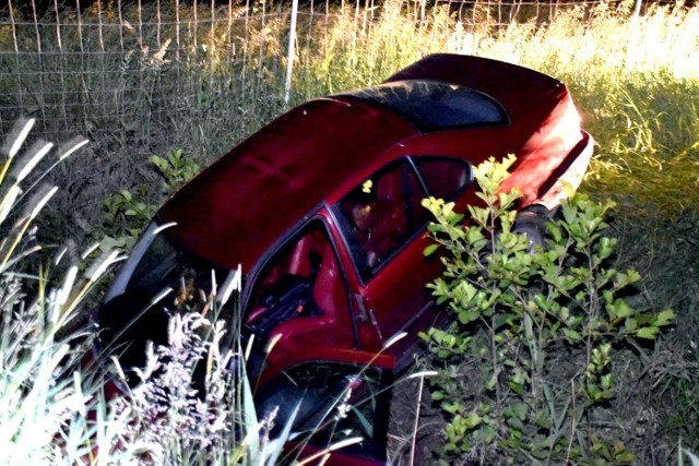 Policjanci z dwóch komend, pies tropiący i pościg przez trzy powiaty – tak wyglądała nocna ucieczka przed policją 19-latka spod Krzemieniewa. Uciekał bmw po kontroli w Trzebinach pod Lesznem, a wpadł pod Rydzyną po pieszej ucieczce, gdy już rozbił auto. 