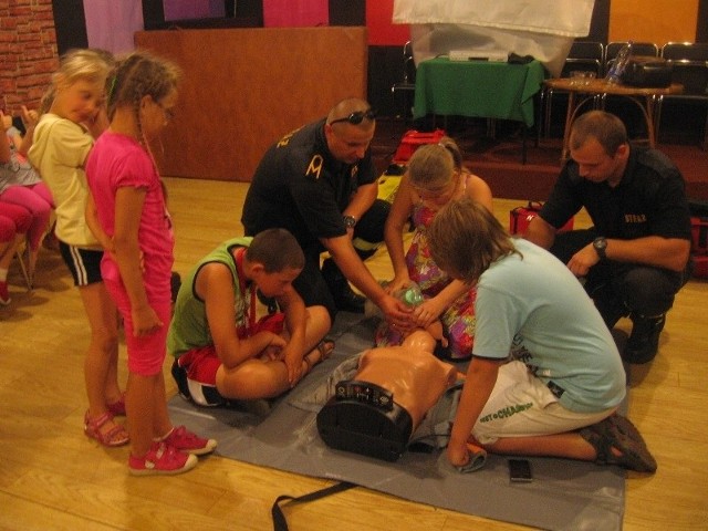 Dzieci poznały podstawy udzielania pierwszej pomocy. M.in. masaż serca oraz sztuczne oddychanie.