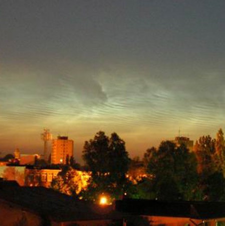 Świecące nocne obloki nad Zieloną GórąW nocy z 19 na 20 lipca 2007 r. nad Zieloną Górą mozna bylo obserwowac nocne obloki mezosferyczne (noctilucent). Są to najwyzsze chmury w ziemskiej atmosferze. Powstają w mezosferze na wysokości 80 do 85 km. Mozna je zauwazyc na nocnym niebie miesiąc przed i po przesileniu letnim. Świecące obloki mozna bylo obserwowac od godz. 2.50 do 3.50. Pojawily sie na pólnocnym wschodzie i powoli przesuwając sie zanikly pólnocnym zachodzie.