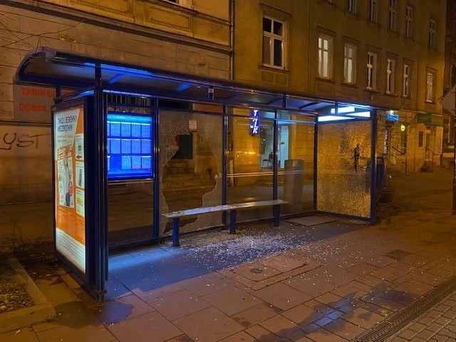 Kraków. Zdewastowano trzy przystanki w centrum miasta