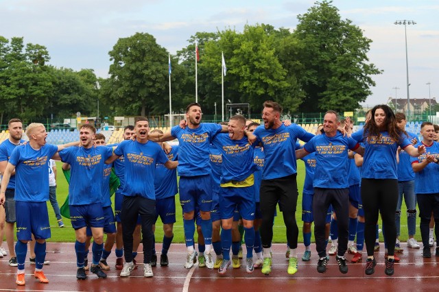 Piłkarze Elany Toruń mieli powody do radości po wygraniu IV ligi. Teraz przed nimi ciężka praca, by dobrze przygotować się do rozgrywek w III lidze
