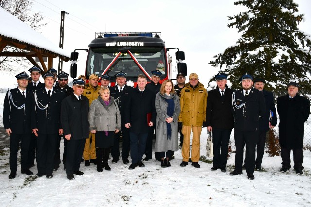 Strażacy z Ochotniczej Straży Pożarnej Lubieszyn otrzymali nowy wóz strażacki