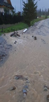 Podhale. Woda zalewa osiedle w Dzianiszu. To efekt intensywnych opadów deszczu w nocy [ZDJĘCIA]
