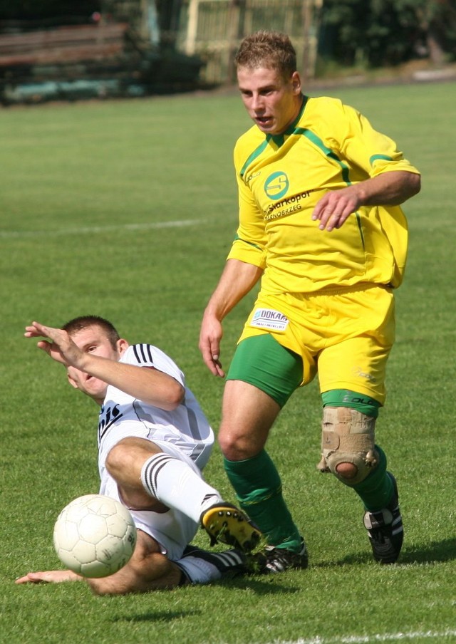 Konrad Pluta (w żółtej koszulce) zdobył dla Siarki gola w sparingu rozegranym w Ostrowcu Świętokrzyskim.