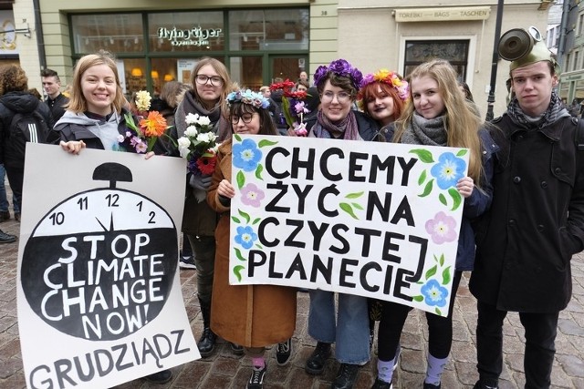 Pod pomnikiem Mikołaja Kopernika w Toruniu miał miejsce protest w ramach Młodzieżowego Strajku Klimatycznego. Do podobnych demonstracji od paru miesięcy dochodzi także w innych częściach Europy, natomiast największy przemarsz w Polsce odbył się dziś w Warszawie. Młodzież chce w ten sposób zwrócić uwagę opinii publicznej i polityków na problem związany z ochroną środowiska i ocieplaniem się klimatu. Czytaj także: Magical nie chce iść do więzienia. Prosi o dozórW Toruniu wczoraj w samo południe zebrało się prawie 200 osób. Demonstrujący mieli ze sobą transparenty: „Najpierw natura, potem matura”, „Myśl globalnie, działaj lokalnie”, i „Chcemy żyć na czystej planecie”. - Zdecydowaliście się tutaj przyjść w obronie lepszego jutra. Musimy rozbić jak najszybciej bańkę ignorancji. Politycy, ogromne korporacje, fabryki i dyskonty co oni zrobili dla ziemi? Co uczynili z naszą przyszłością? - pytali uczestnicy protestu.Przeczytaj również:Listonosz zamordowany przy ulicy Grudziądzkiej w Toruniu- Chciałam zawalczyć o to, aby ludzie bardziej dostrzegli problem niszczenia środowiska. Walczymy głównie o to, aby w szkołach był ten problem nagłaśniany. Chcę by w przyszłości lepiej zadbano o zwalczanie tego problemu - mówiła Matylda, toruńska licealistka oraz uczestniczka protestu.Młodzi po wygłoszeniu haseł przemaszerowali ulicą Szeroką w kierunku Rynku Nowomiejskiego, zapowiadając jednocześnie, że nie była to jednorazowa manifestacja.Zobacz także:Toruń nocą na zdjęciach z dronaNowosciTorun