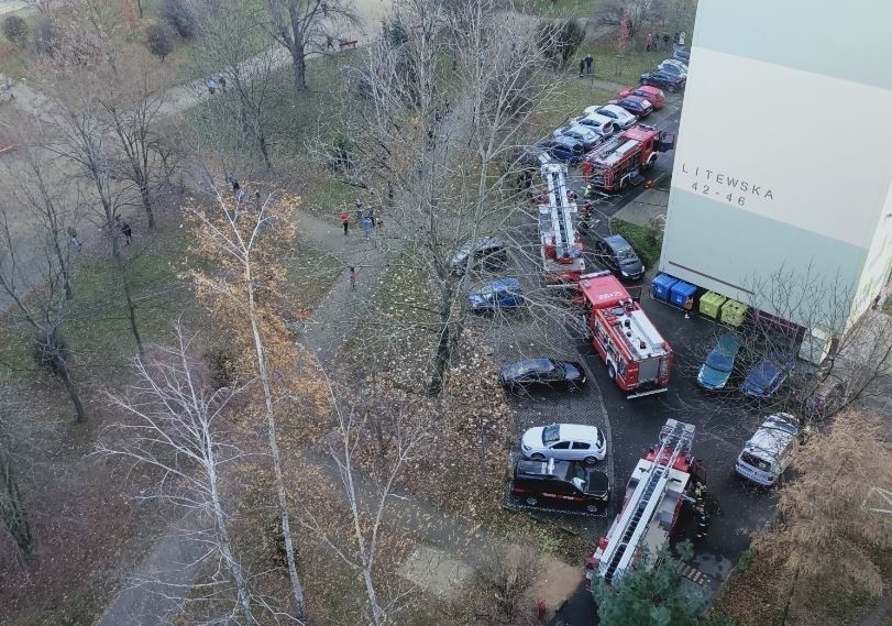 Pożar wieżowca we Wrocławiu. Jedna osoba ranna, 7 zastępów strażaków w akcji [ZOBACZ]