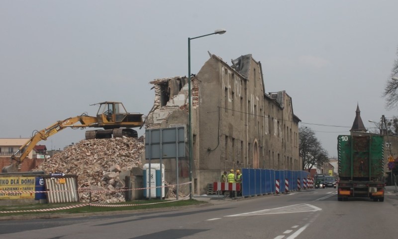 Kwiecień - XIX-wieczny szpital w Oleśnie już rozebrany. W 3...