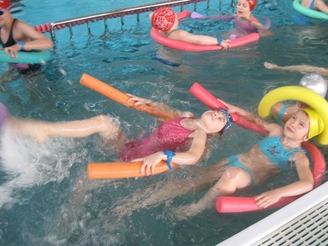 Dzieci z SP 1 bardzo lubią jeździć na basen