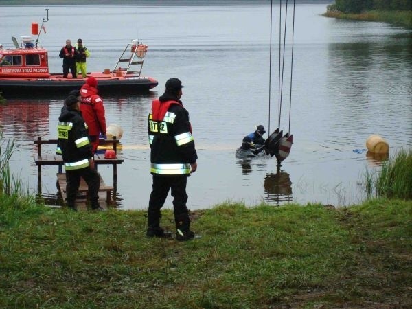 Ratownikom udalo sie wydobyc na powierzchnie awionetke