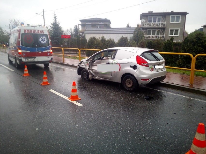 Niepołomice. Wypadek na drodze krajowej. Samochody uszkodziły barierki