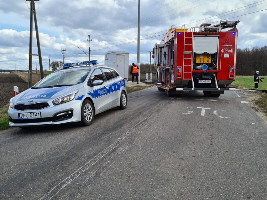 Wypadek w Milczu Samochód wjechał pod pociąg kierowca w