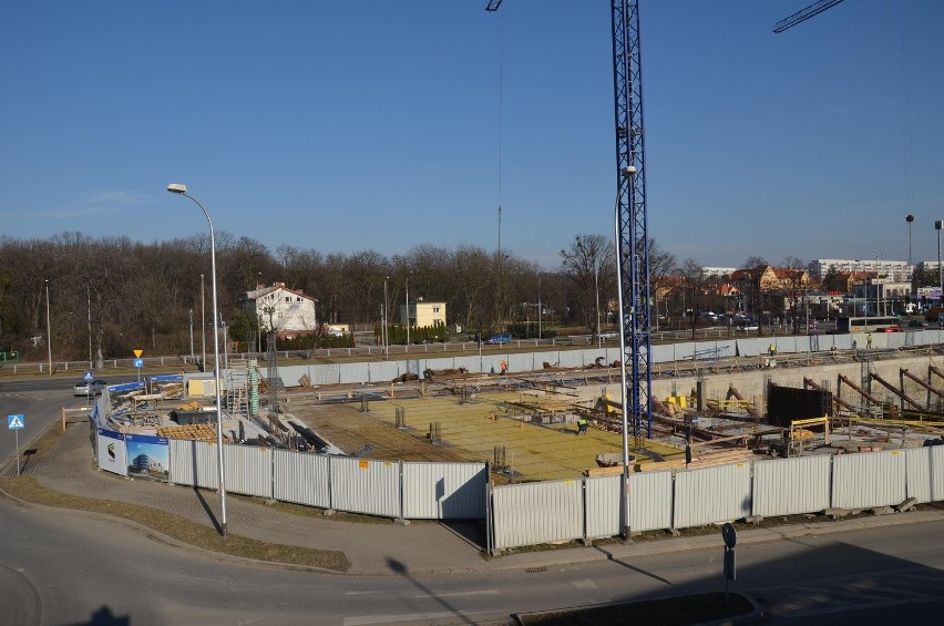 West Gate - rośnie biurowiec u zbiegu Lotniczej i Legnickiej (ZDJĘCIA, WIZUALIZACJE)