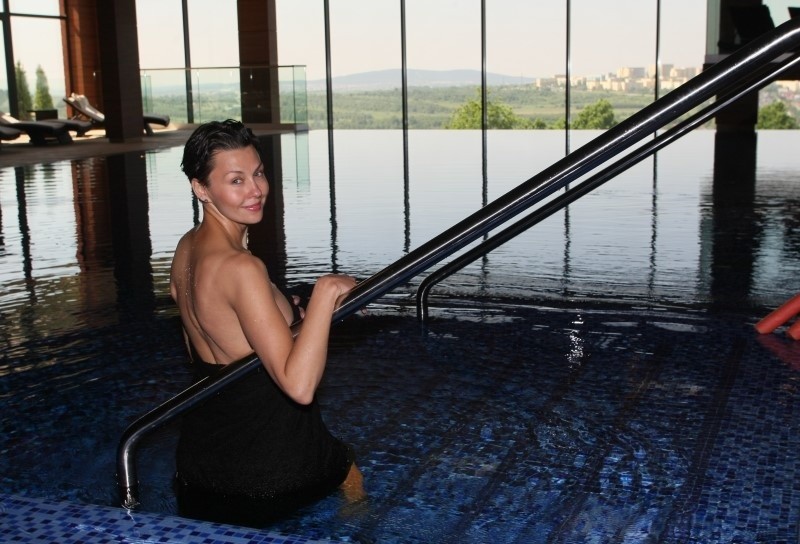 Gwiazda telewizji odsłania ciało w kieleckim basenie! (zdjęcia)
