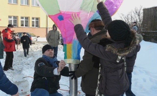 Po zakończonym projekcie dzieci z rodzicami wypuszcza zbudowane balony