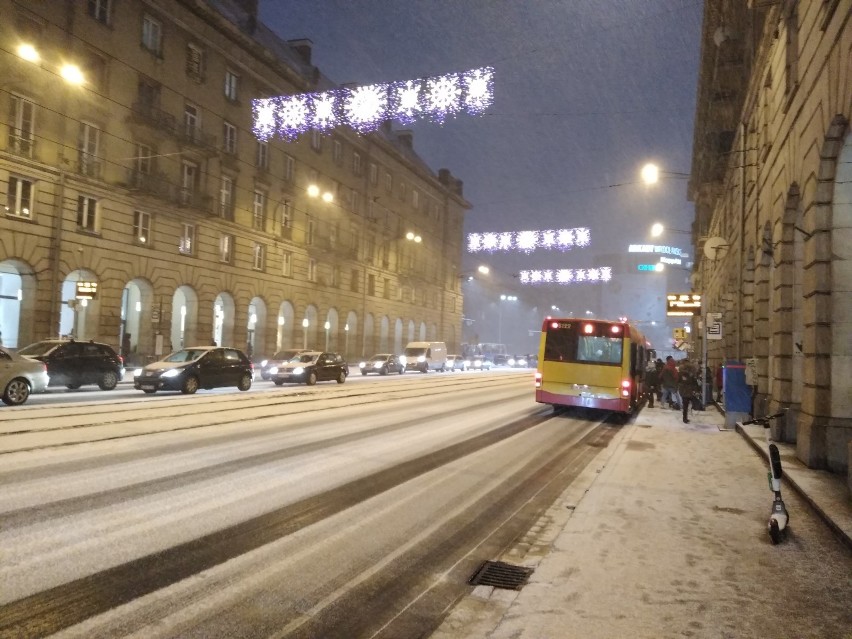 Sypnęło śniegiem we Wrocławiu. Momentalnie zrobiło się biało (ZDJĘCIA)