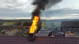 Groźny pożar w Osiecku. Płomienie buchały z komina, a w pobliżu stały butle z gazem