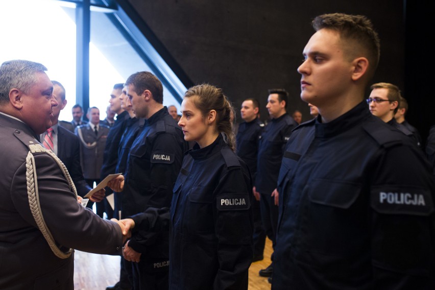 Nowi policjanci będą pracować w Małopolsce. Odbyło się uroczyste ślubowanie