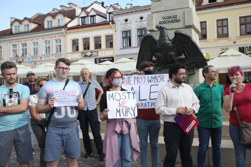 Protest na rzeszowskim Rynku przeciwko hejtowi, który wylał się na Podkarpacie po wyborach prezydenckich [ZDJĘCIA, WIDEO]