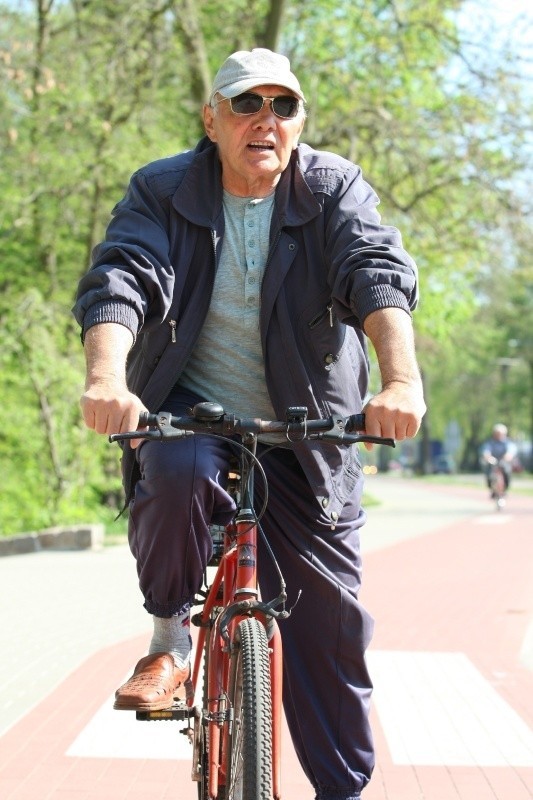 Stanisław Barszcz ma działkę już około 20 lat. Jak mówi, przez ten czas nic się nie zmieniło, jeśli chodzi o bezpieczeństwo jazdy rowerem. A jest nawet gorzej, bo przybyło aut.