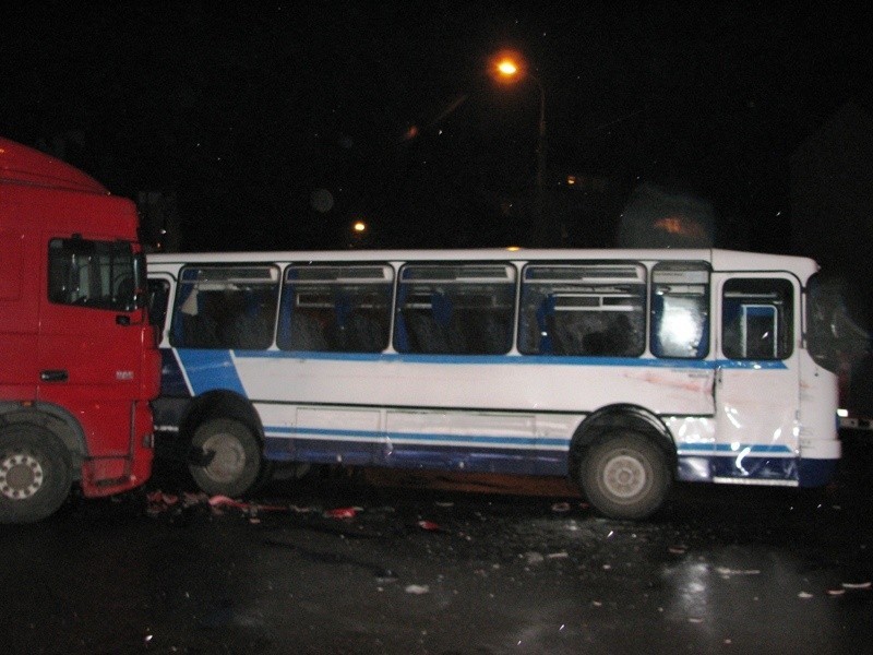 W Ostrowi TIR wjechal w autobus pelen dzieci