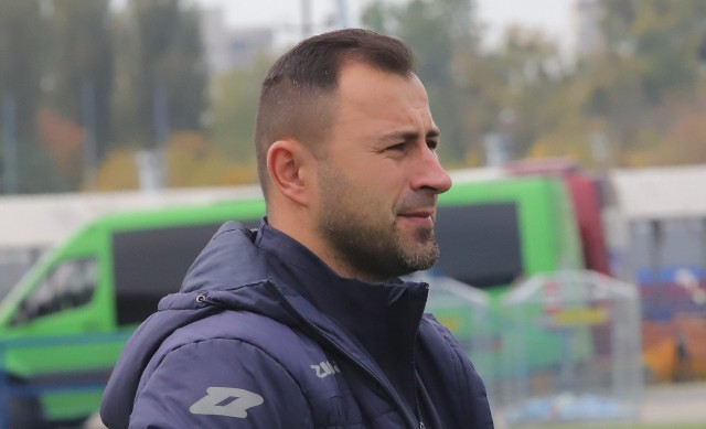 Trener Mariusz Solecki grał w polskiej ekstraklasie, teraz z powodzeniem szkoli piłkarzy w SMS Łódź