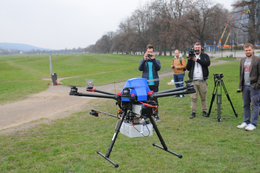 Kraków. Dron zbadał skład dymu z paleniska [WIDEO]