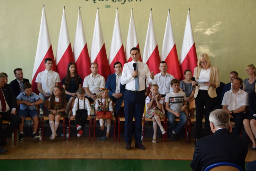 Premier Mateusz Morawiecki spotkał się z mieszkańcami powiatu jędrzejowskiego w I Liceum Ogólnokształcącym w Jędrzejowie