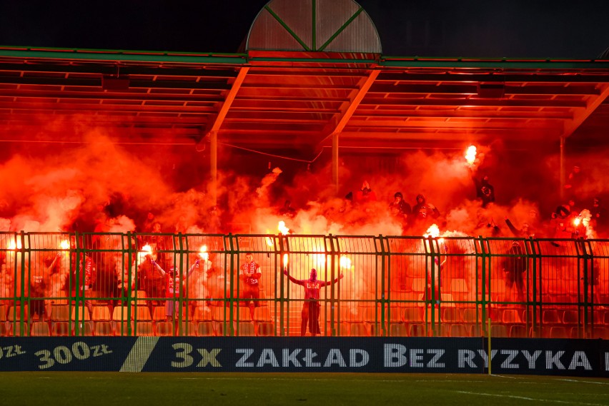 Najazd kibiców Wisły Kraków na Bełchatów. Ponad tysiąc osób pojechało na mecz ze Skrą. Race, doping i kolejne zwycięstwo!