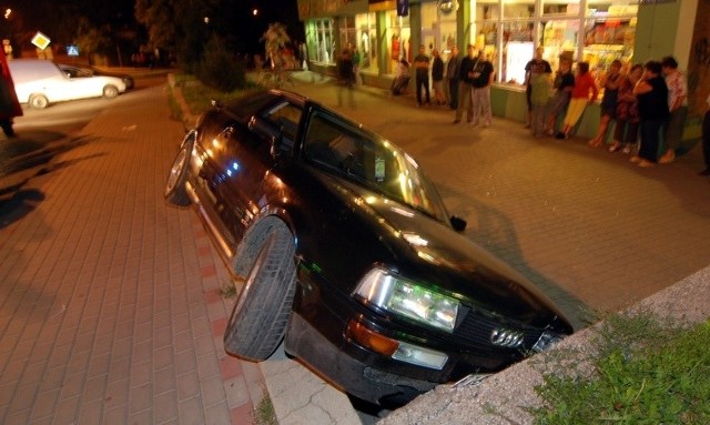 Audi zaparkowało na chodniku.