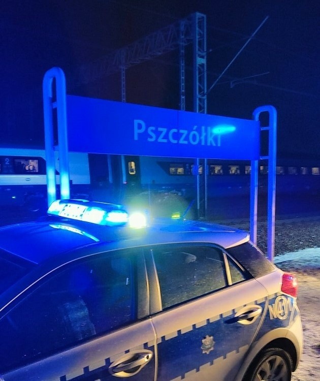 Policjanci z dwóch komisariatów wraz ze strażakami pomogli około 300 pasażerom