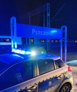 Awaria pociągu w Pszczółkach. 300 pasażerom pomogli policjanci i strażacy
