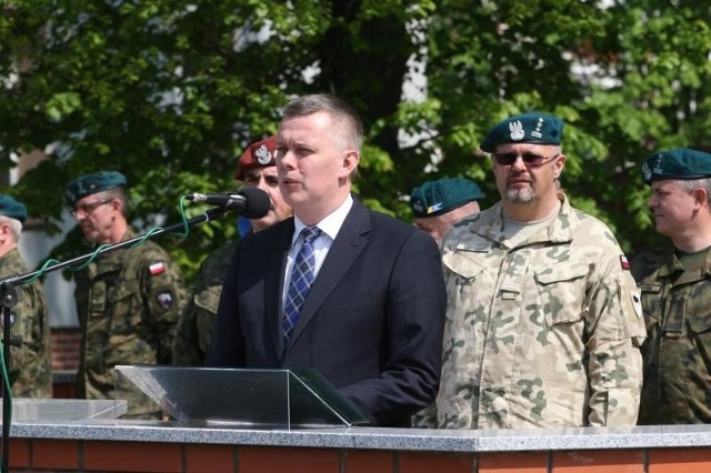 W uroczystości uczestniczył minister obrony Tomasz Siemoniak. Obok płk Adam Słodczyk, dowódca 10. BLog.