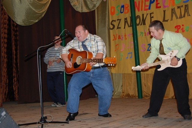 Za przebojowe wykonanie piosenki "Nie zadzieraj nosa&#8221; z repertuaru Czerwonych Gitar zespół ze Środowiskowego Domu Samopomocy w Gądeczu otrzymał trzecią nagrodę.