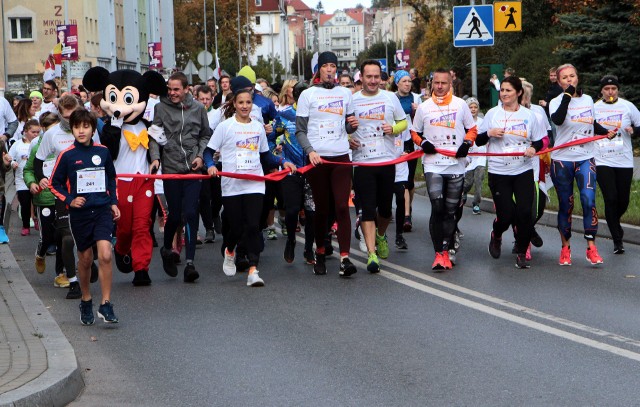 Integracyjno-charytatywny bieg "Przegoń przemoc - podaj dłoń" już po raz piąty zorganizowało Centrum Pomocy Dziecku i Poradnictwa Rodzinnego. Udział w nim wzięli przyjaciele placówki i jej podopiecznych. W tej placówce mieścił się  start i meta imprezy, gdzie odbył się  mini festyn. Podczas biegu przez stare miasto na Rynku odśpiewano piosenkę biegaczy i zrobiono pamiątkowe zdjęcie z ministrem rolnictwa Janem Krzysztofem Ardanowskim.