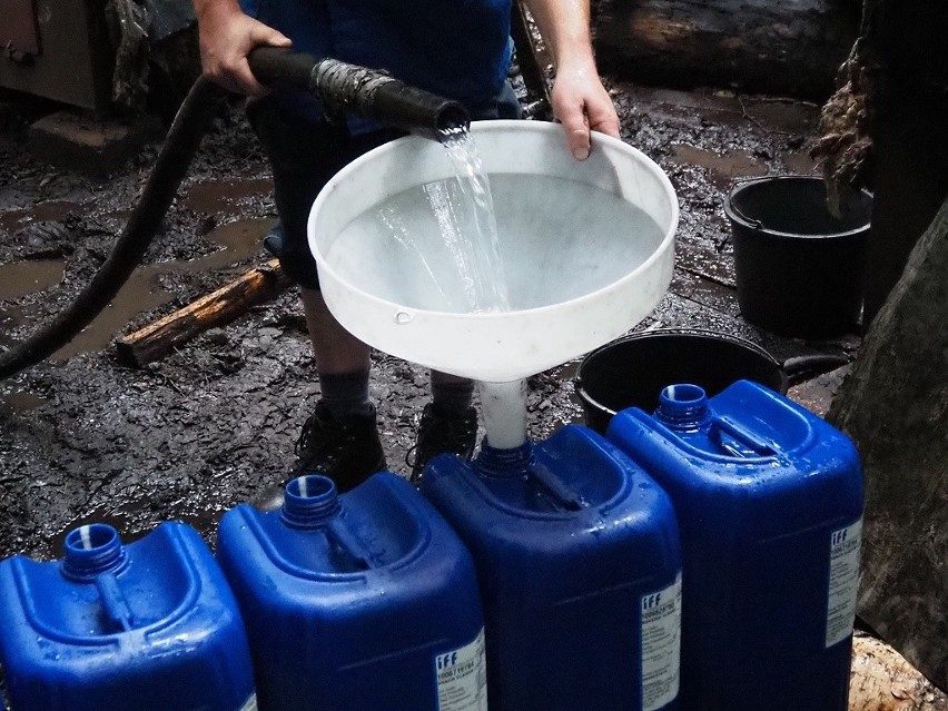 Rudnica. Wpadł bimbrownik ukrywający nielegalny alkohol w podziemny zbiorniku. 700 litrów alkoholu trafiło w ręce celników [ZDJĘCIA]