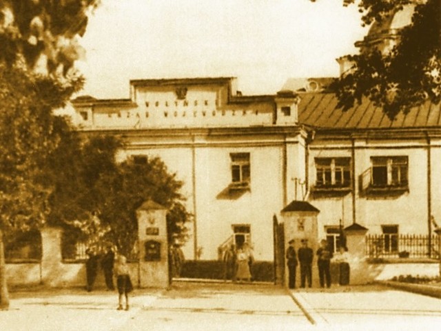 Wjazd do Urzędu  Wojewódzkiego w Łucku. Rok 1930.